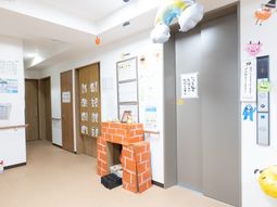 廊下の装飾と案内表示