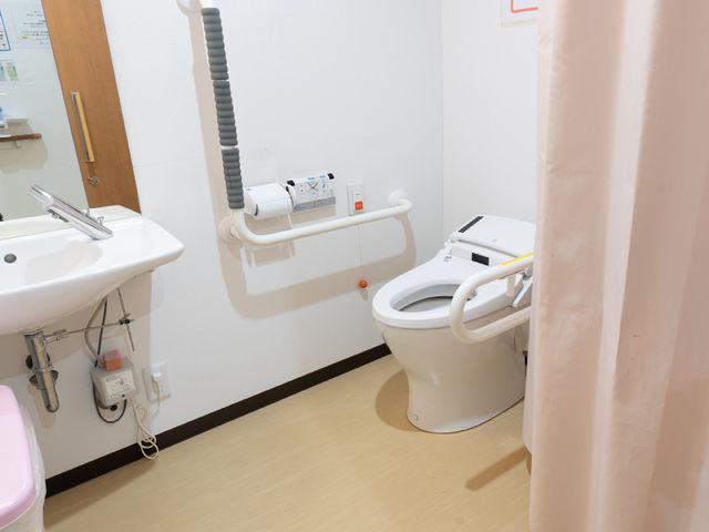 バリアフリー対応トイレ トイレ 手すりや広々としたスペースが設けられた快適なトイレです。安心してご利用いただける配慮がされています。