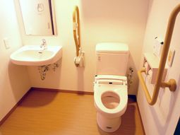 手すり付き清潔なトイレ
