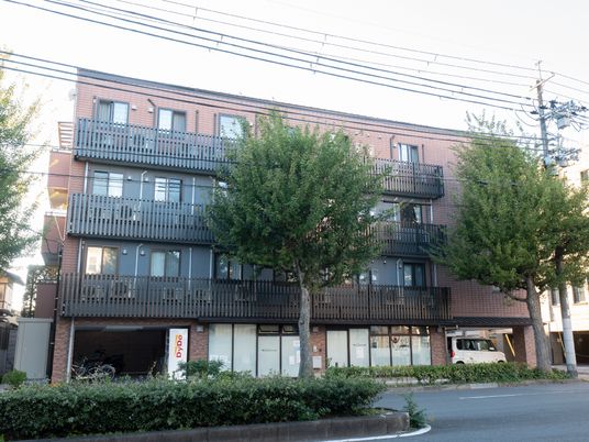 木々に囲まれた建物の外観