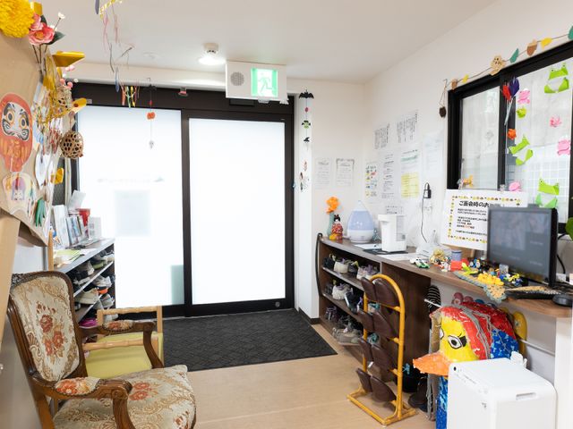 活気ある施設の受付 居室 明るくて賑やかな雰囲気の中、利用者とのコミュニケーションを大切にする職場です。受付周りはさまざまな工夫が感じられます。