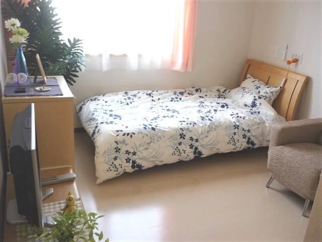 居心地の良い居室 居室 温かみのある家具と明るい窓辺が印象的な居室です。ゆったりとリラックスした時間を過ごせる環境が整っています。