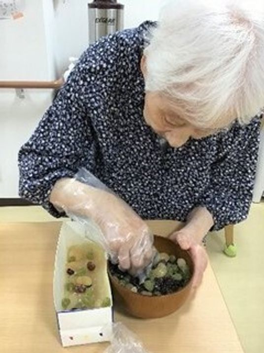 手作業をする高齢者