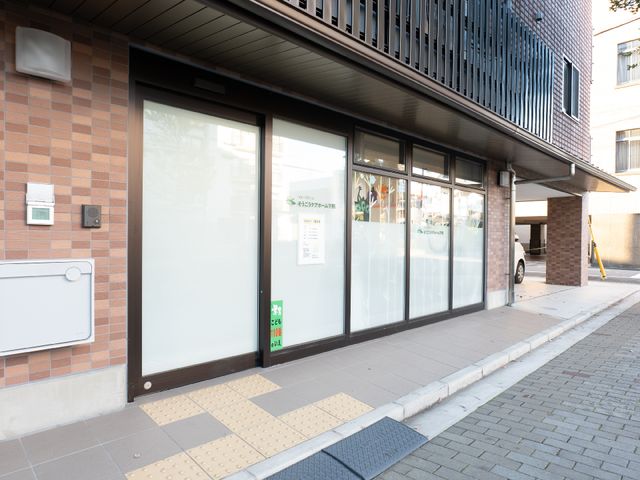 入口が広くて明るい建物 玄関 広々としたエントランスは、日差しをたっぷり取り込み、来訪者を温かく迎えます。車いすの方も楽に通れる設計です。