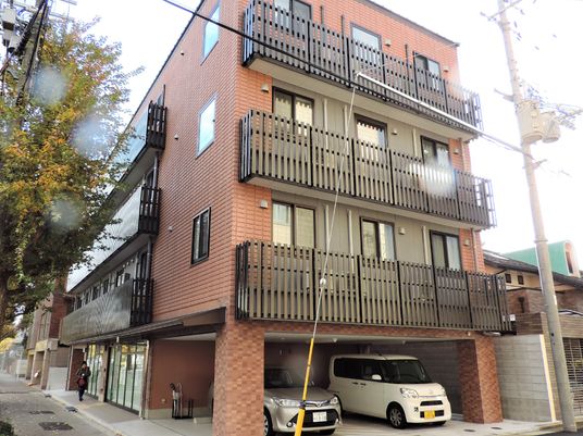 レンガ造りの建物エントランス