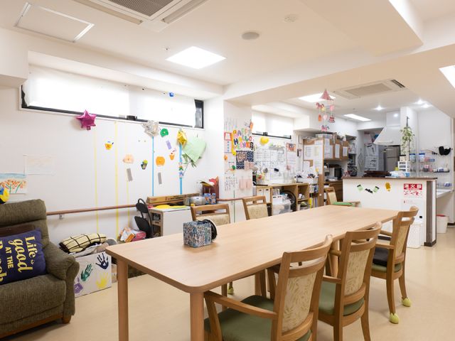 手作り作品の飾られた居室 共有スペース 手作りの装飾が施され、暖かみのある居心地の良い食堂。日々の食事や交流の場として、ゆったりとした時間が過ごせる空間です。