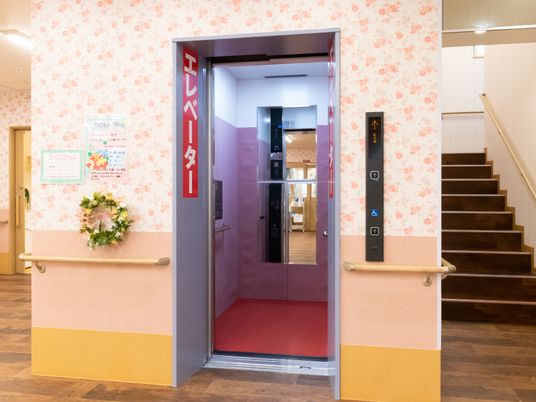 エレベーター前入口