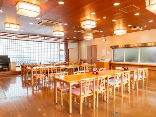 明るく広々とした食堂