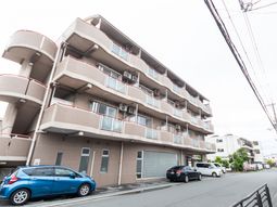 明るい外観の建物