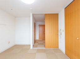 広々とした居室の入口