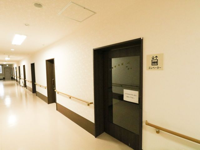 廊下と部屋の入り口 廊下 ゆったりとした廊下は手すりが整備され、安心して歩行できる設計です。各部屋へのアクセスもスムーズです。