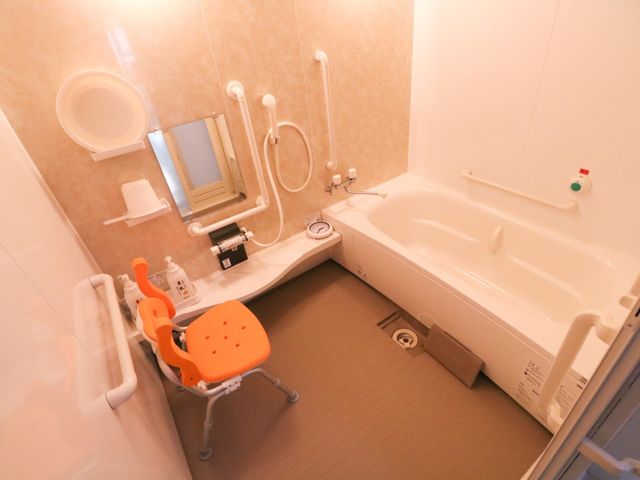 バリアフリー浴室設備 浴室 手すり付きの安全な浴室です。椅子も用意され、快適にご利用いただける設計となっています。
