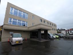 施設の外観と駐車場