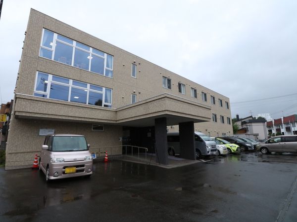 施設の外観と駐車場