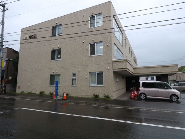 多機能利用型施設の外観 外観 落ち着いた色合いの建物で、悪天候でも安心な屋根付き出入口があります。車の出入りもしやすく、アクセスに便利な構造になっています。
