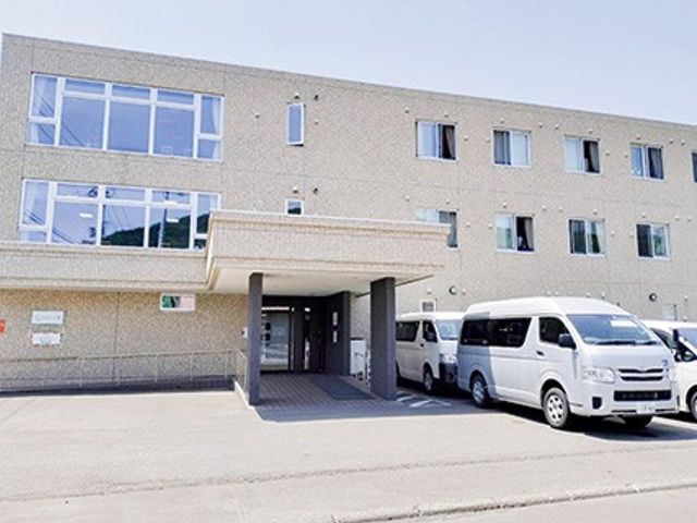 施設の外観と車寄せ 外観   明るい外壁の建物前に車寄せがあり、送迎時の乗り降りがしやすそうです。窓が多く、開放感のあるつくりです。