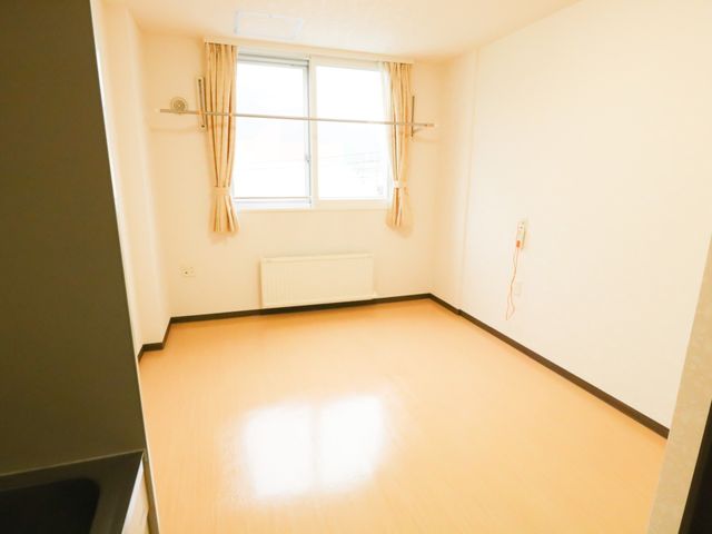 明るい居室 居室 ゆとりある空間でプライバシーを大切にされたい方にも適した居室です。窓からの自然光が心地よい環境を提供しています。