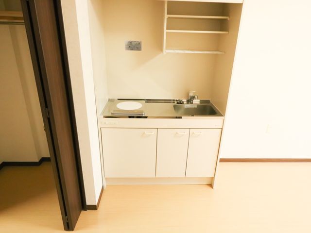 居室のシンクと収納 ミニキッチン シンプルで使いやすい居室の設備です。自炊をしたい方や小物を整理する際に便利なスペースがあります。