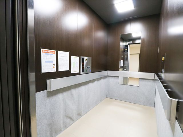 清潔感のあるエレベーター内部 エレベーター ゆとりあるスペースを備えた快適なエレベーターです。掲示物も整然と配され、情報共有に配慮された環境が整っています。