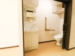 清潔感のある洗面所とトイレ
