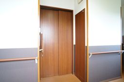 木目調の扉と廊下