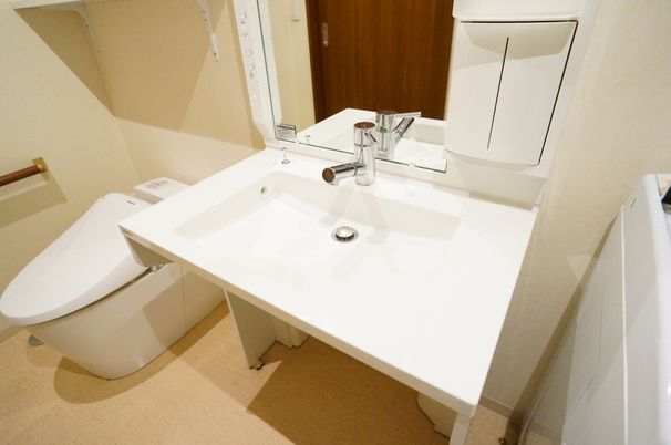 清潔なトイレと洗面台