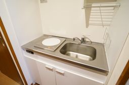 シンプルな洗面台と調理器具