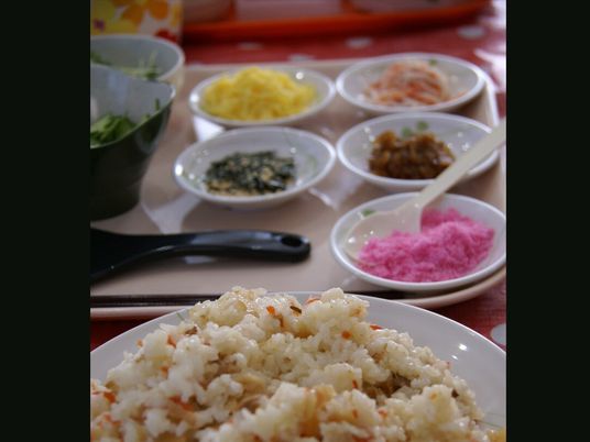 色鮮やかな料理の並ぶ食卓