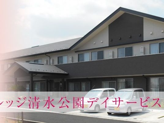 外観の建物と駐車場  