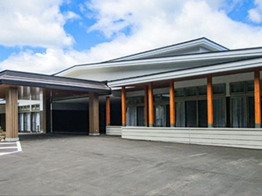 明るい外観の建物前  