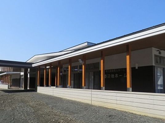明るい外観の建物  