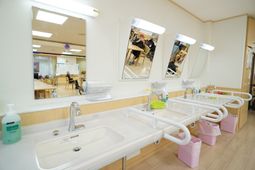 清潔な洗面台と背景のラウンジ