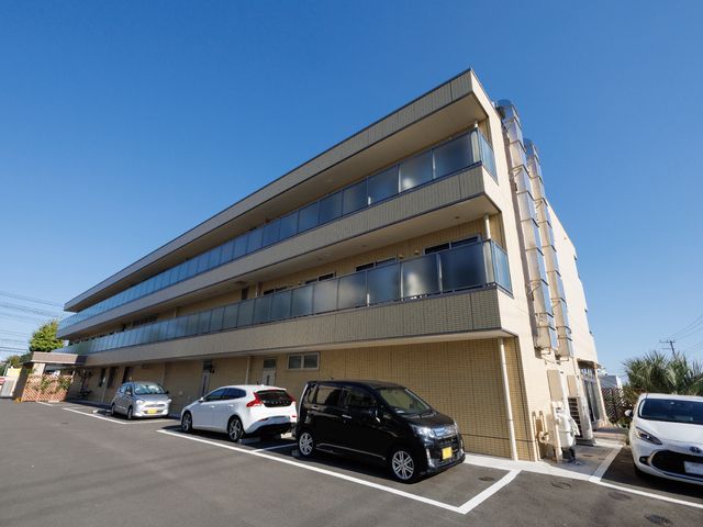 清潔感のある建物の外観 外観 広々とした駐車スペースを備えた建物は、通勤や来訪に便利です。日差しをたっぷりと浴びる快適な環境が整っています。