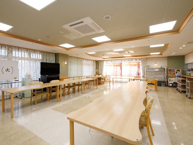 明るいダイニングスペース 共有スペース 開放的で穏やかな雰囲気の食堂です。明るく清潔感のある環境で、ゆっくりとお食事をお楽しみいただけます。
