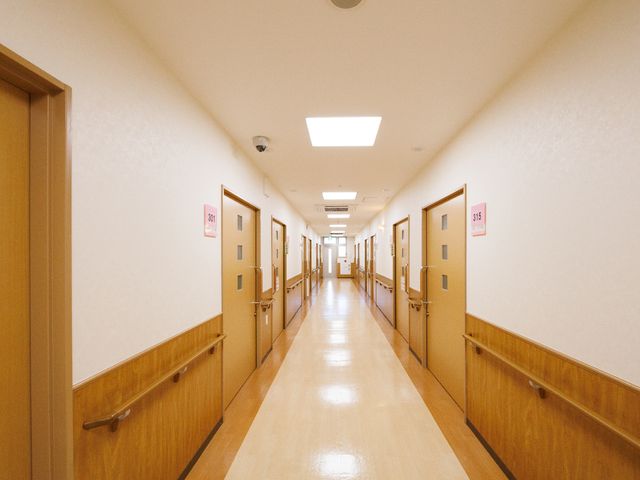 明るく清潔な廊下 廊下 ゆったりとした通路は、清掃が行き届いており安心してご利用いただけます。手すりが整備され、歩行に不安がある方も安心です。