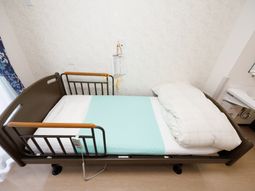 清潔な居室のベッド