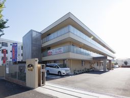 明るい外観の建物