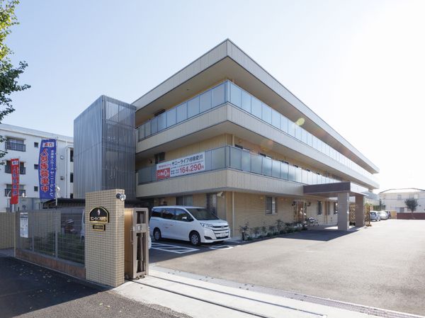 明るい外観の建物