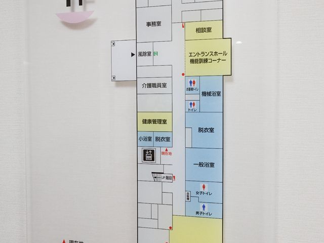 施設のフロア案内図 展示物 清潔感ある空間に案内板が備え付けられており、来訪者が迷わず目的の場所へと向かえるようになっています。