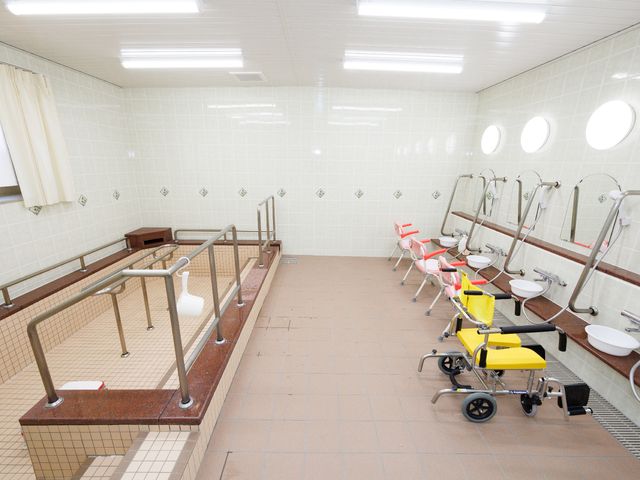 手すり付きの浴室 浴室 手すりが設置された広々とした浴室で、安全にご入浴いただける環境が整っています。車椅子用のシャワーチェアもご用意しております。