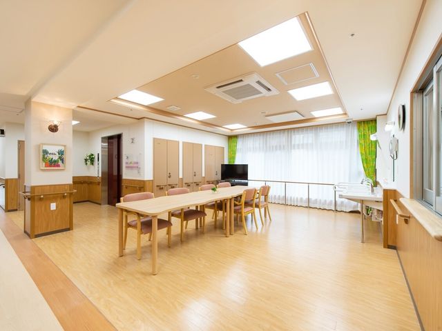 明るい居室の一角 共有スペース ゆとりあるスペースの快適な居室です。テーブルを囲んで、お食事や憩いの時間をお過ごしいただけます。