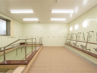 手すり付きの広い浴室