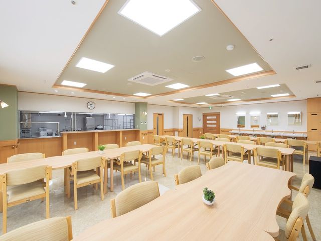 広々とした明るい食堂 食堂 明るく広々とした食堂は、利用者様が食事や交流を楽しめる空間です。ゆとりある配置のテーブルとイスが配置されています。