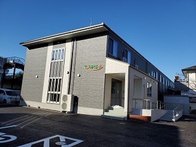 施設の外観と駐車場