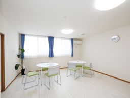 明るい居室の様子