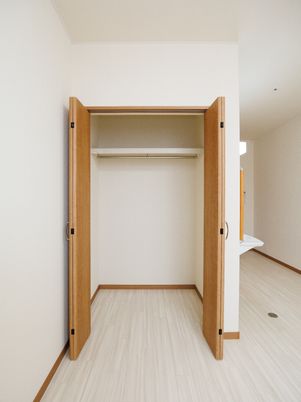 開放的な洋室のクローゼット