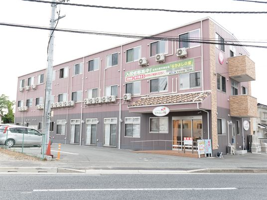 ピンクの外壁の建物外観