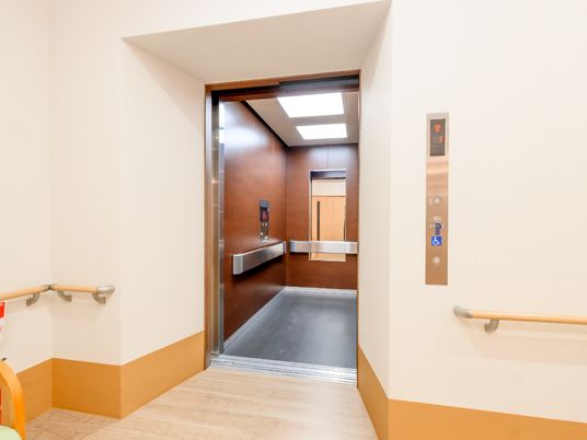 手すり付き廊下のエレベーター