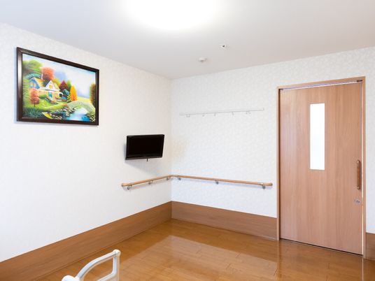 居室の壁掛け画とテレビ