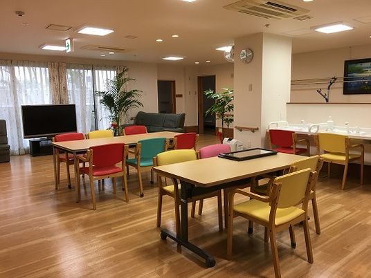 カラフルな椅子の食堂